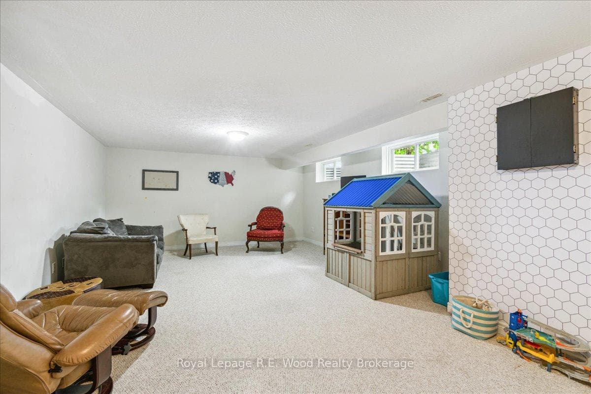 43 WOODLAND Crescent photo 20