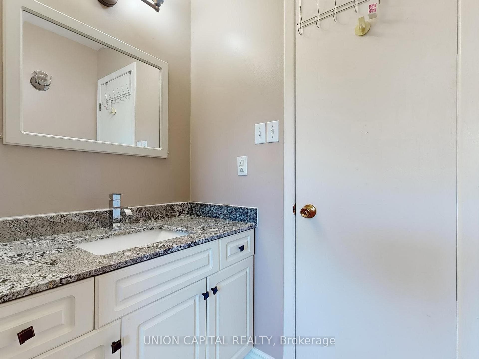114 NEWBRIDGE Crescent photo 26
