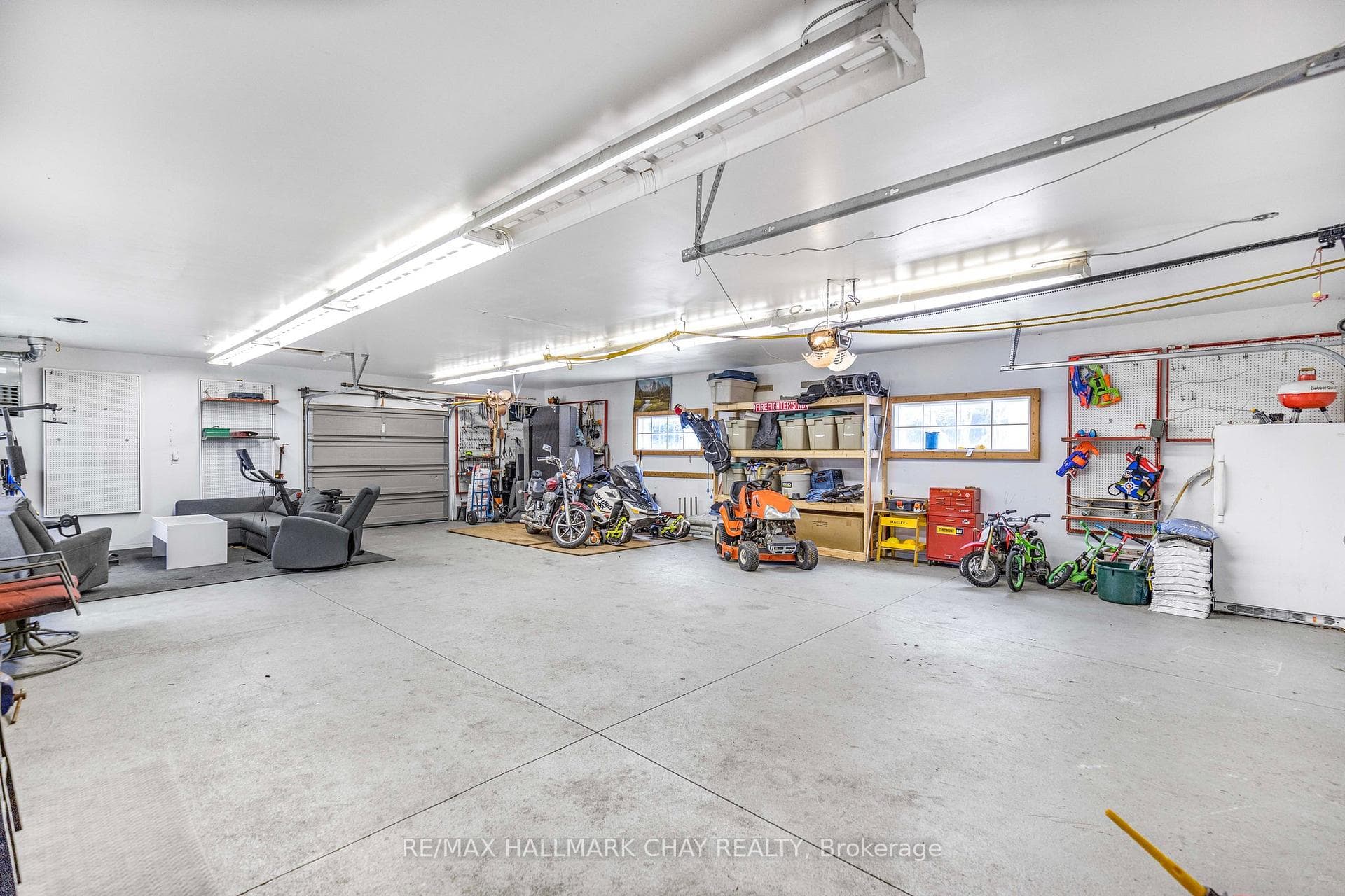 1545 15th Side Road photo 12