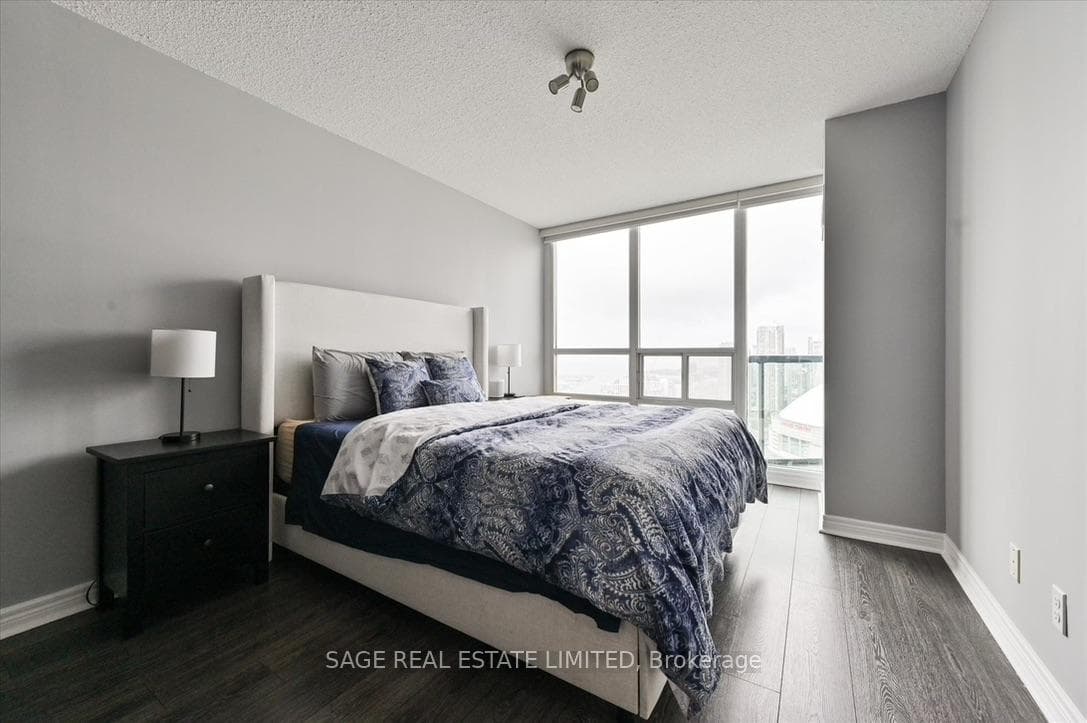 30 Grand Trunk Crescent Unit PH15 photo 13
