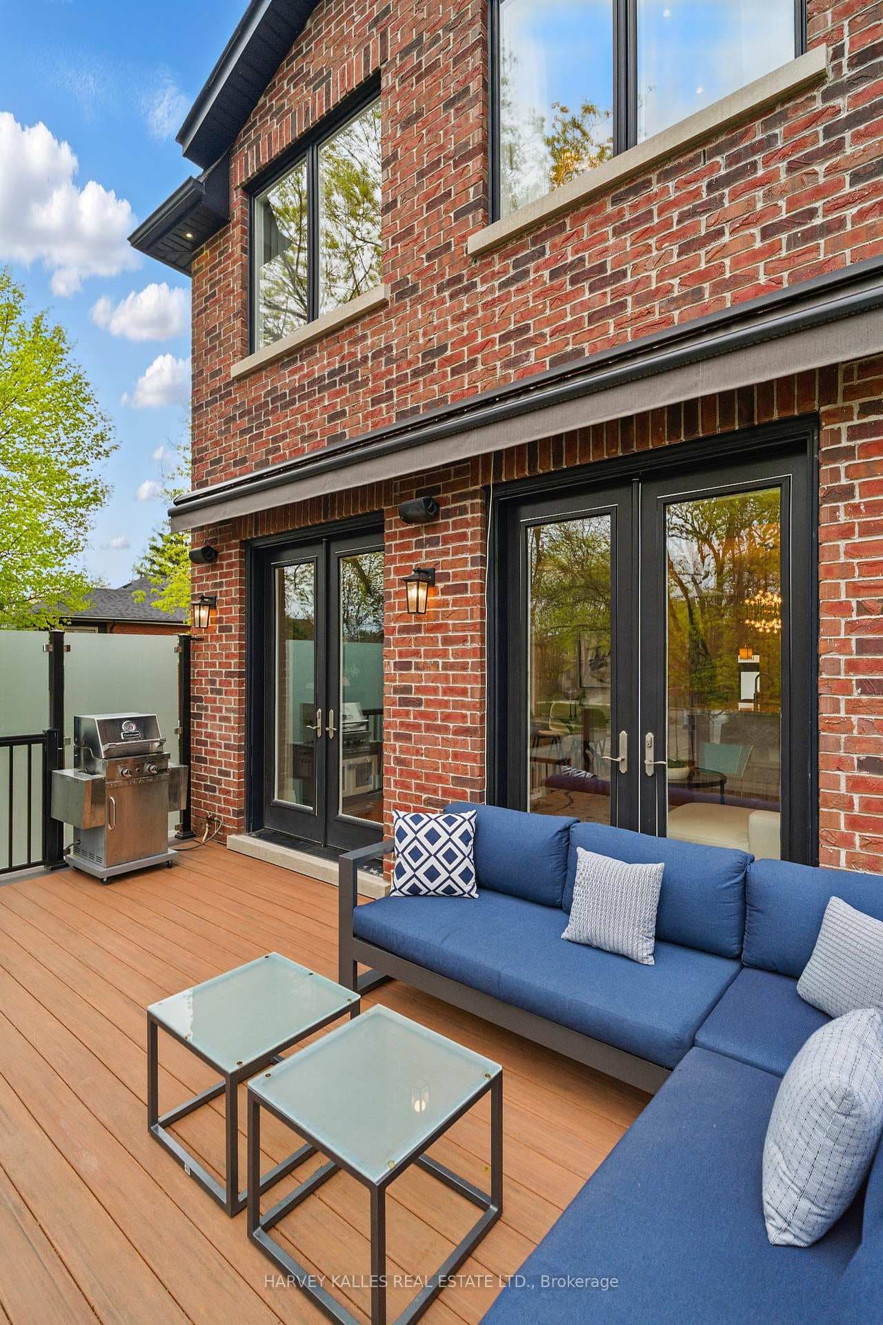 Retractable motorized awning
