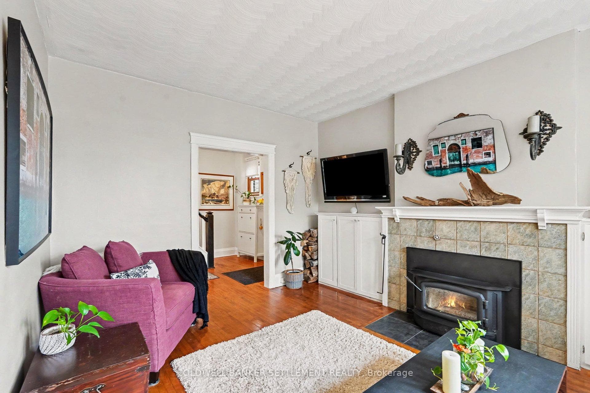 9' ceiling and hardwood floor.