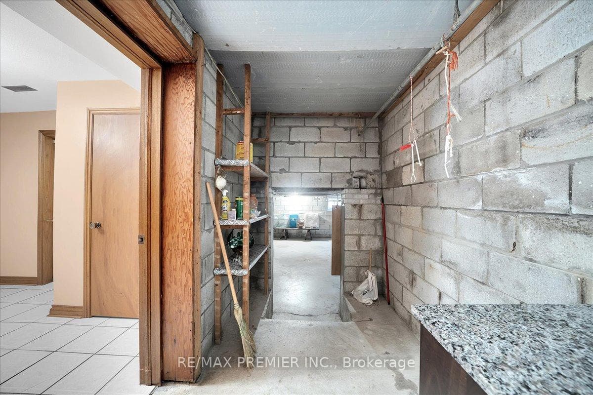 100 Hallsport Crescent photo 35