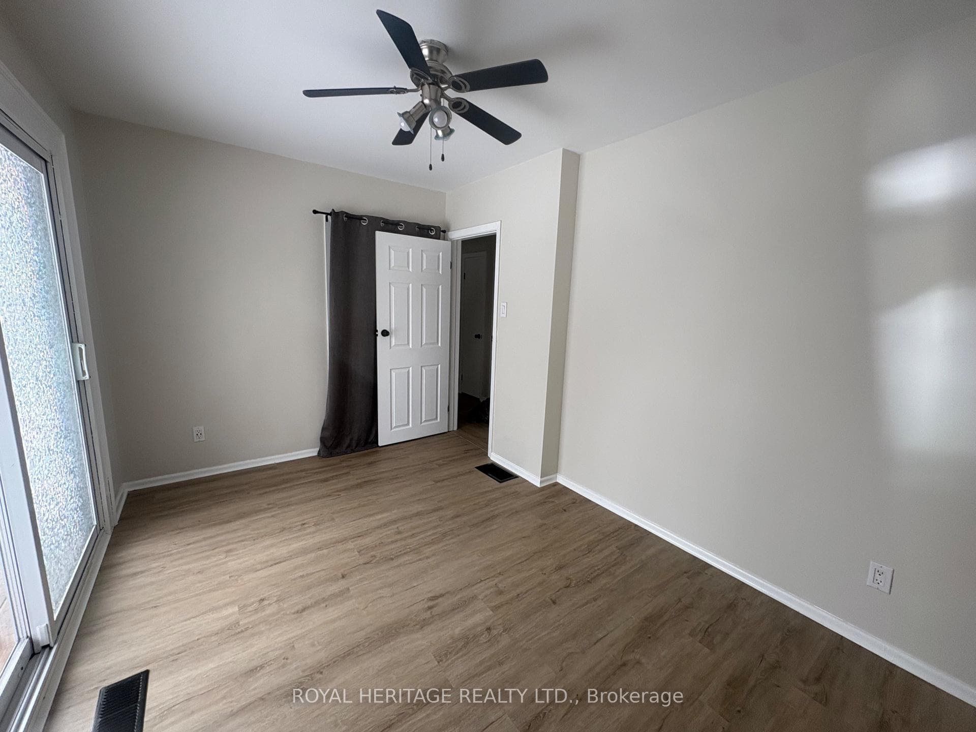 3rd bedroom with closet laundry facilities