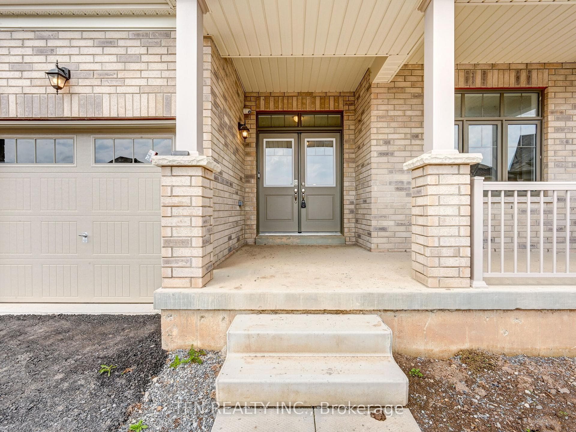 66 Oriole Crescent photo 2