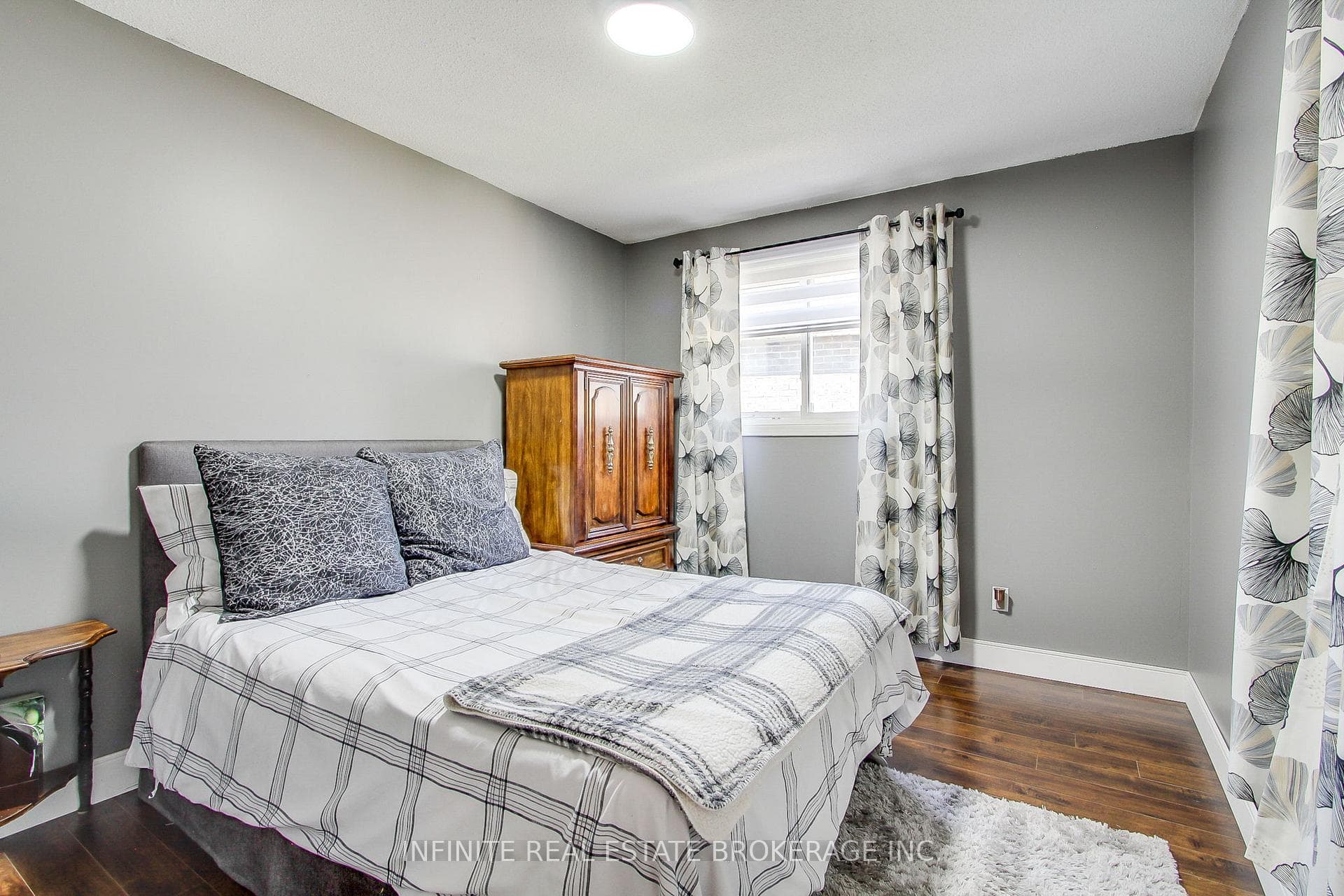 765 Queensbridge Drive photo 30