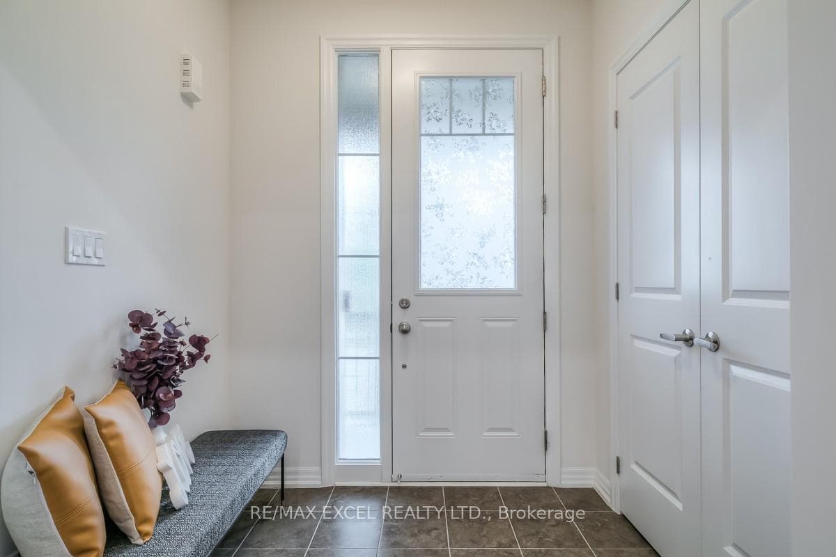 8 Collier Crescent photo 3