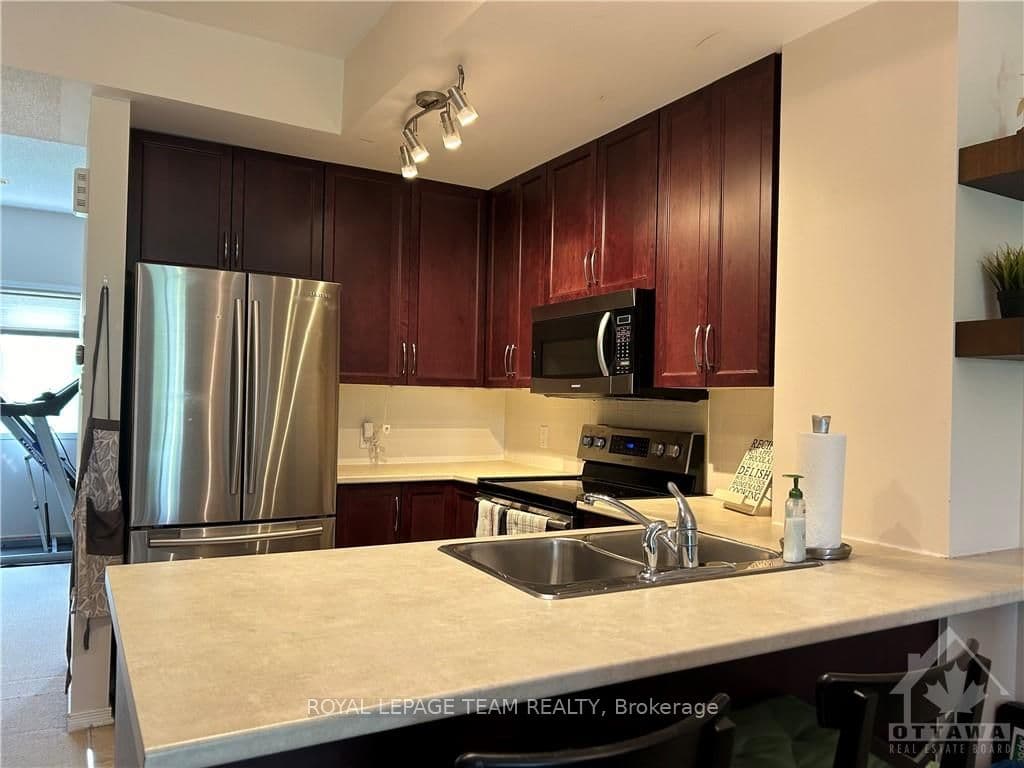 298 LONDON Terrace photo 3