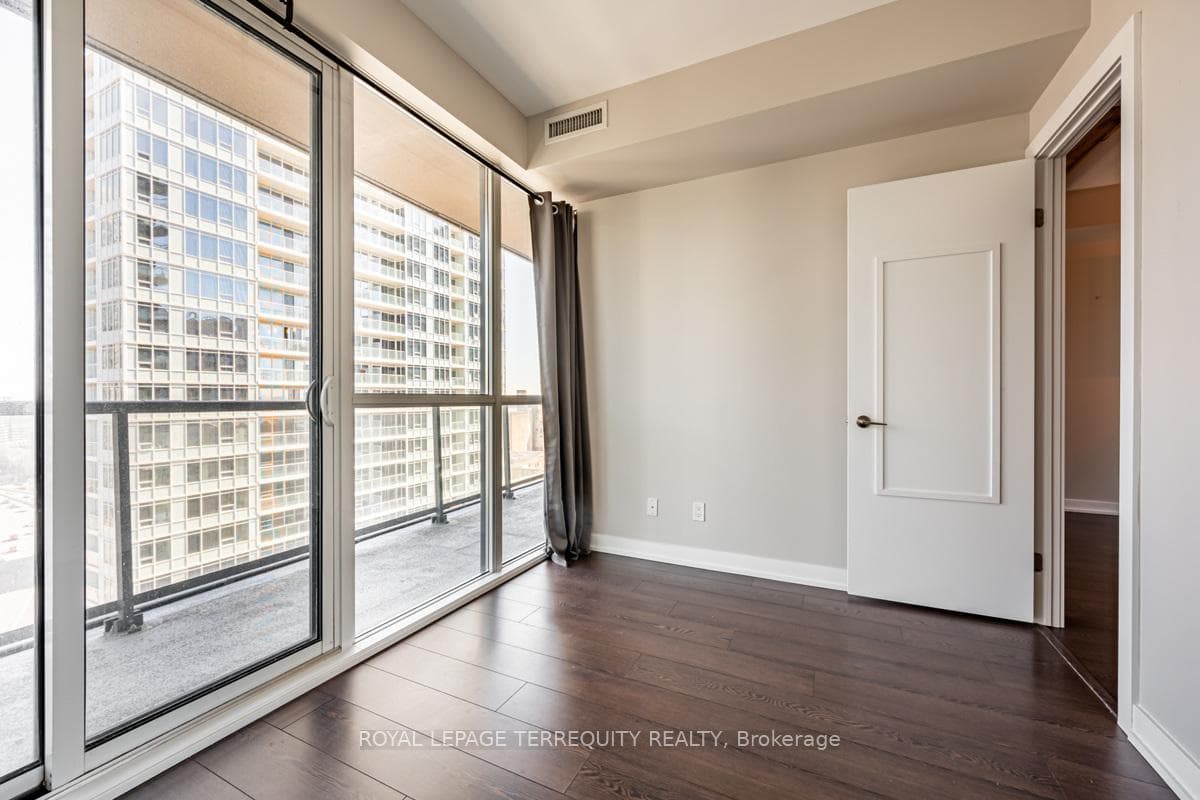 20 Bruyeres Mews Unit 2106 photo 14