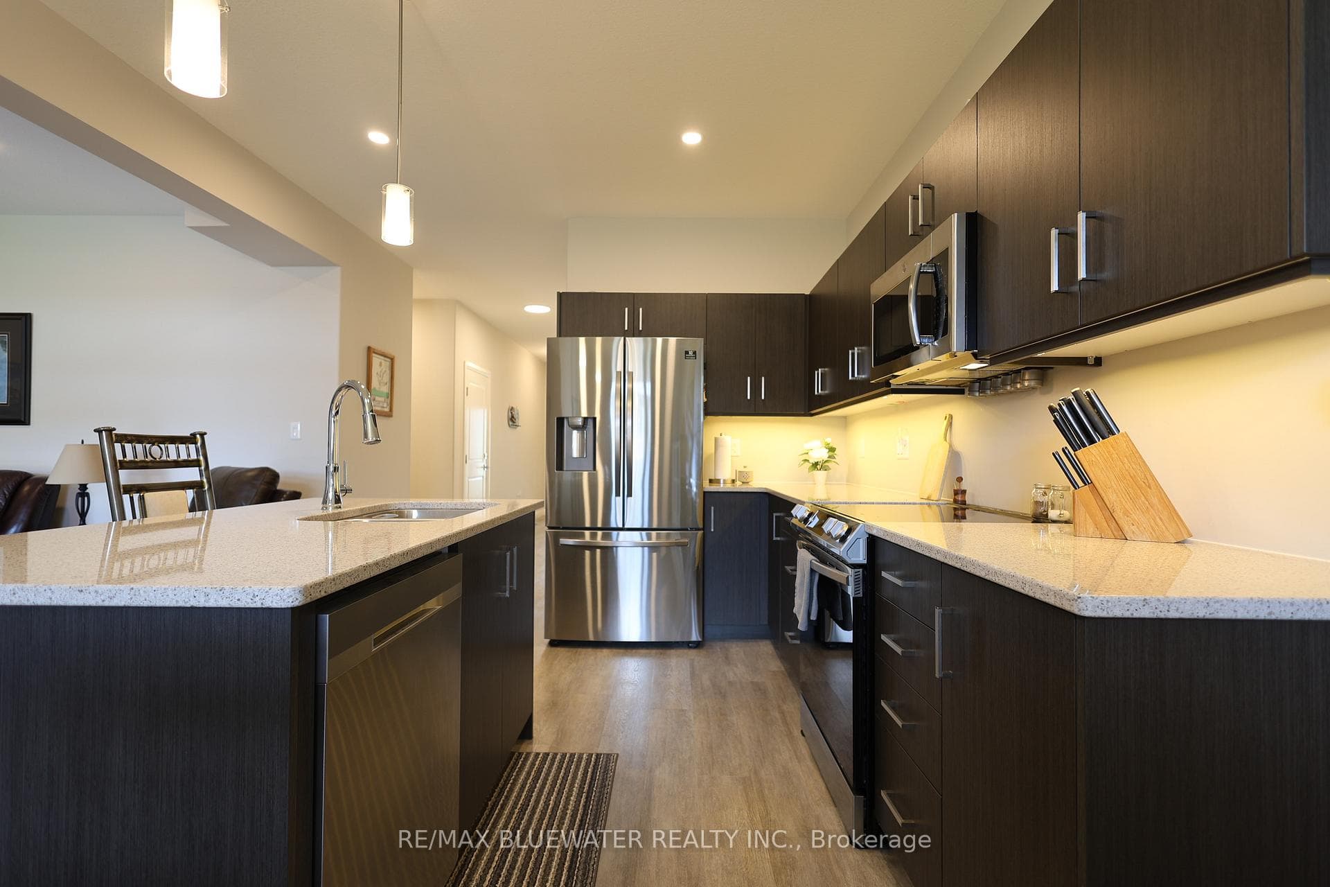 584 Albert Street photo 11