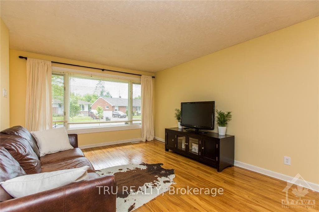 1337 Bloomsbury Crescent Unit A photo 3