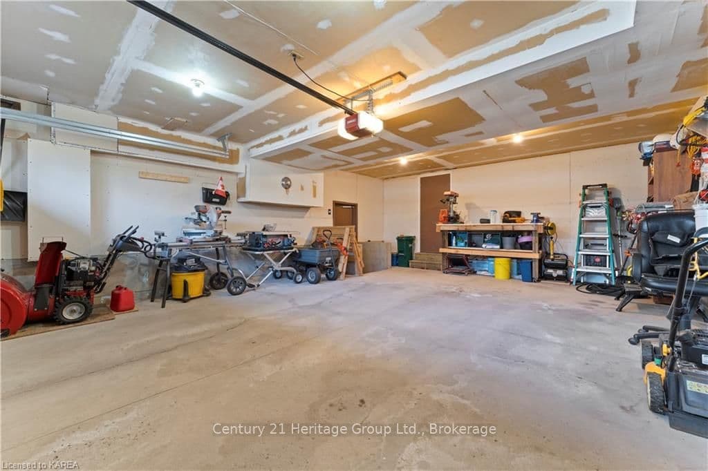744 TACOMA Crescent photo 27