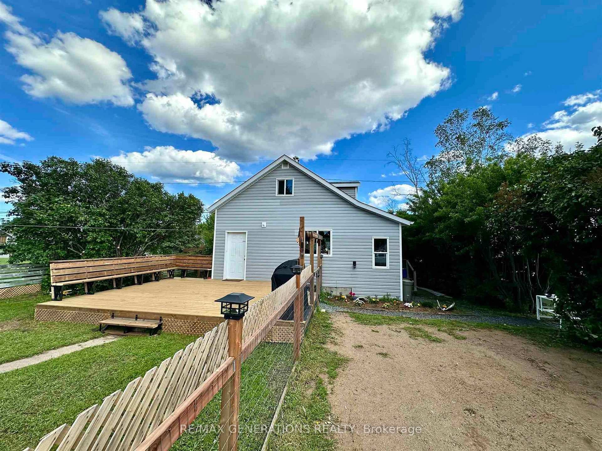 554 Strand Avenue photo 17