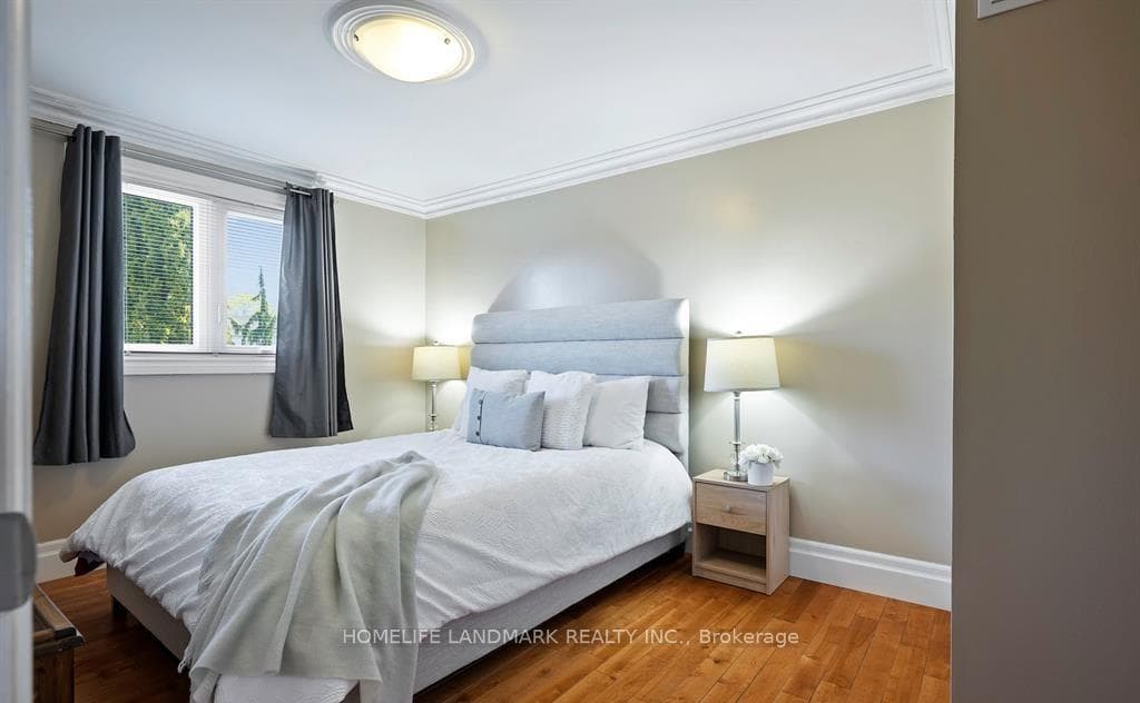 7006 Hickling Crescent photo 7