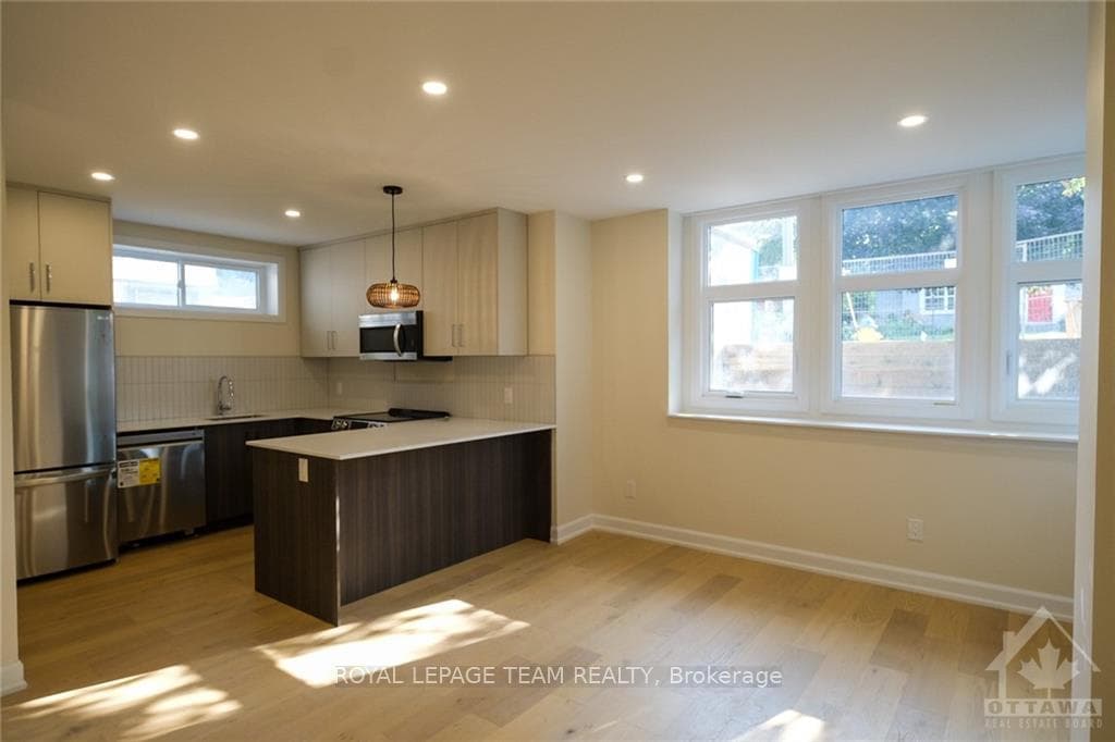 415 TWEEDSMUIR Avenue Unit D photo 4