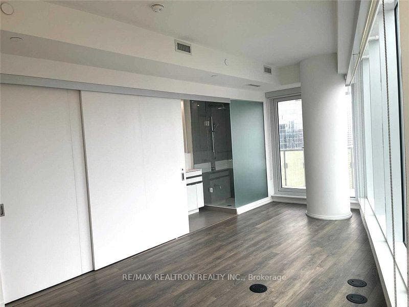 197 Yonge Street Unit 2812 photo 4