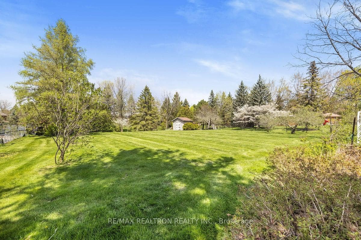 82 Humber Valley Crescent photo 24