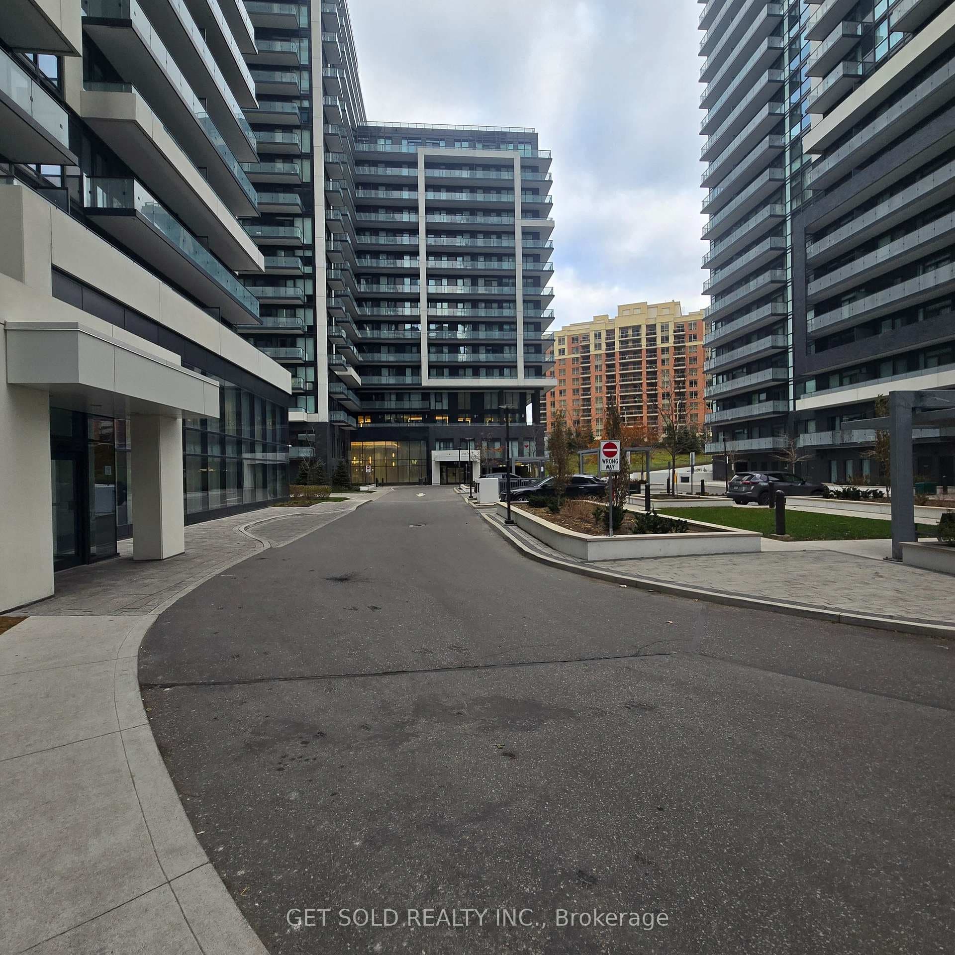 95 Oneida Crescent Unit 1704 photo 1