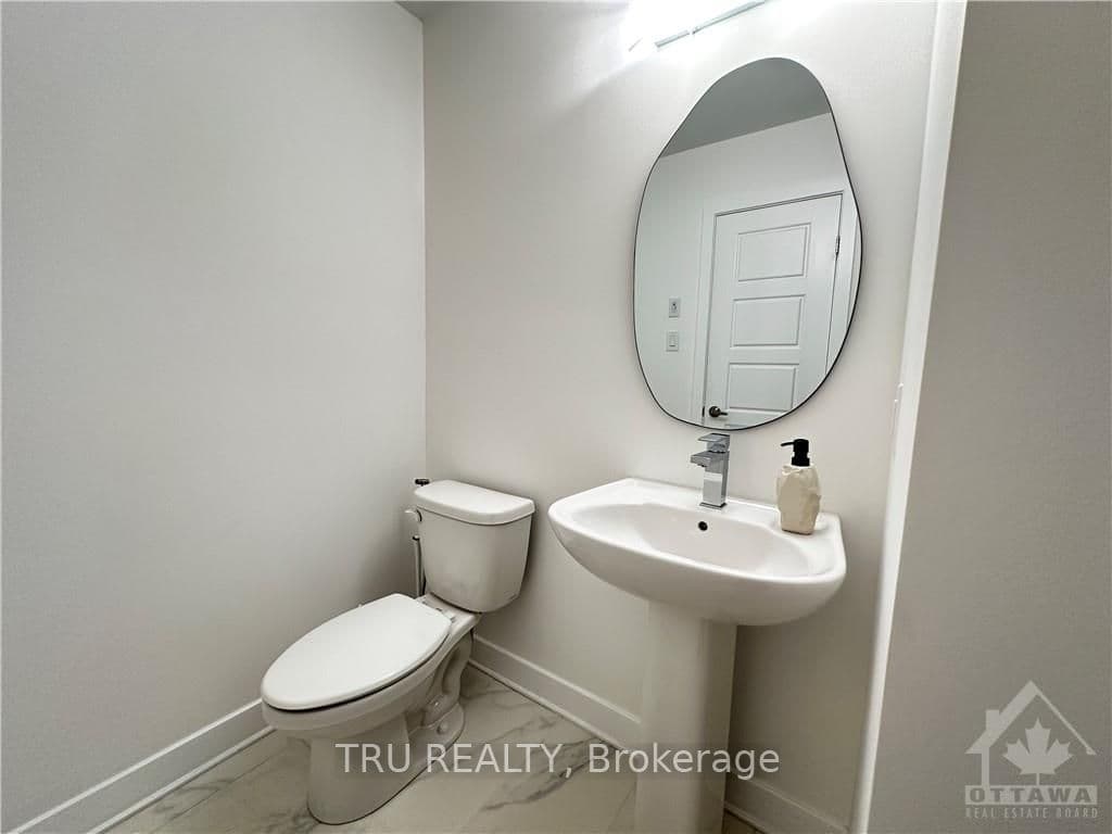 313 WHITHAM Crescent photo 10