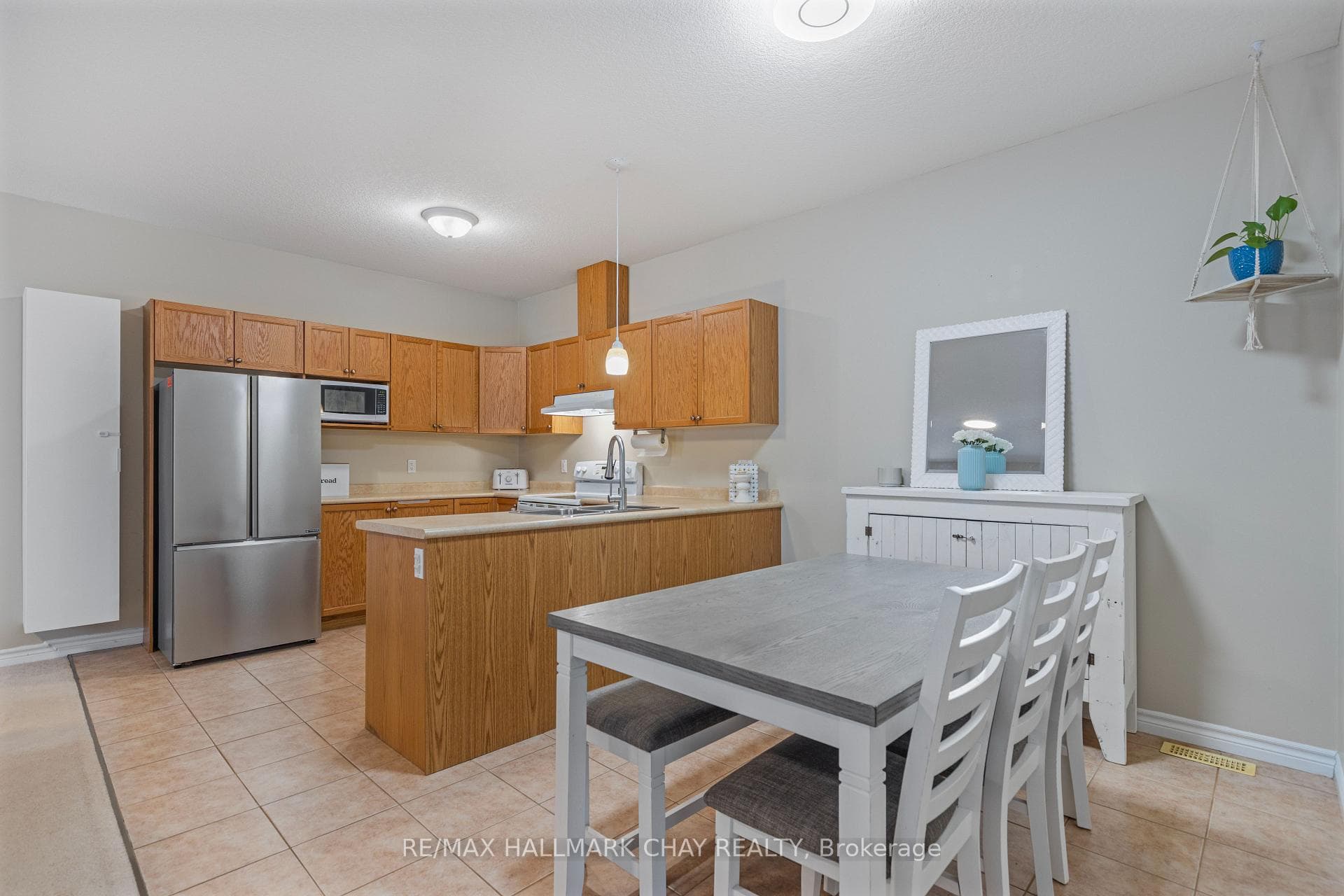 98 Banting Crescent photo 10