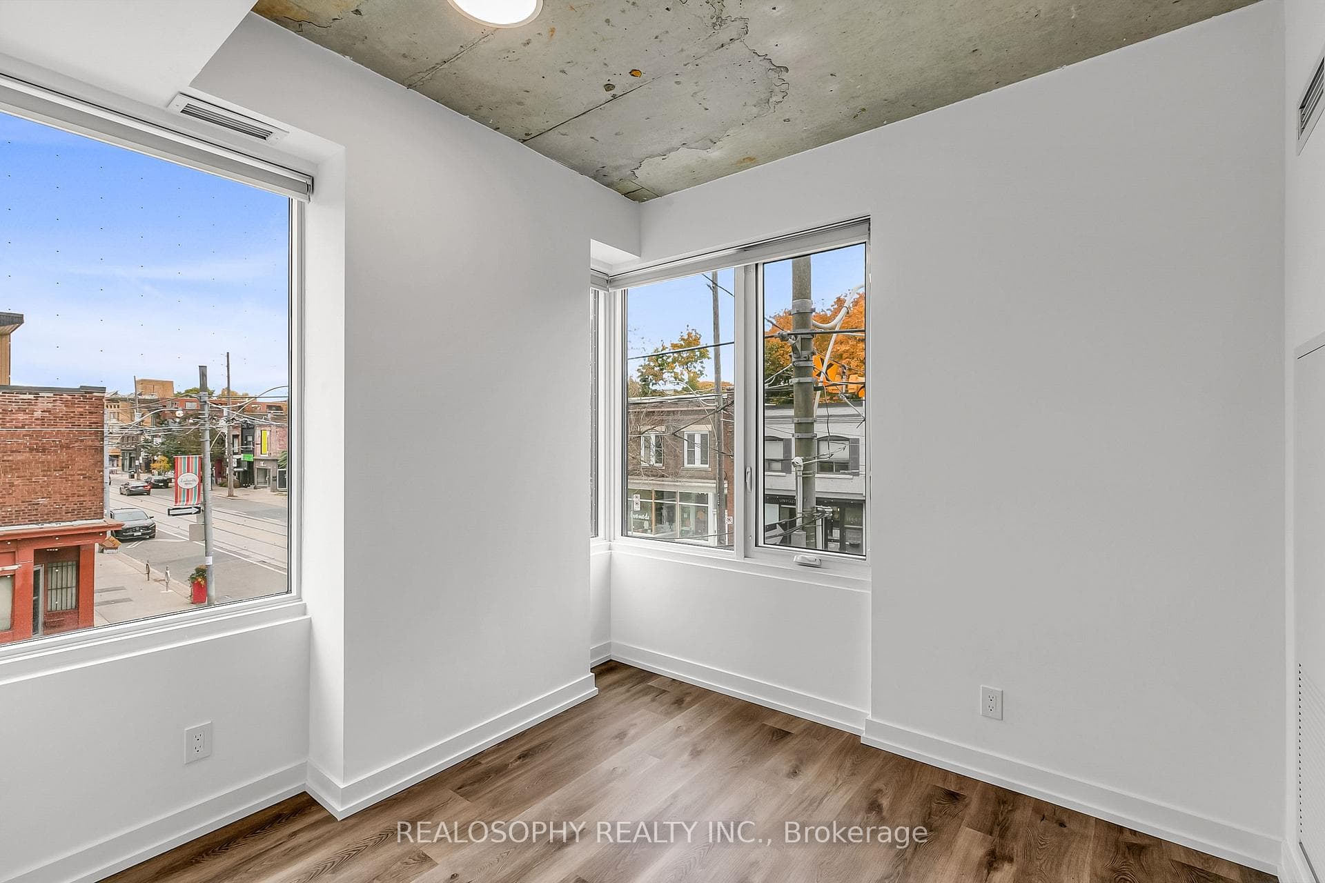 115 Larchmount Avenue Unit 403 photo 9