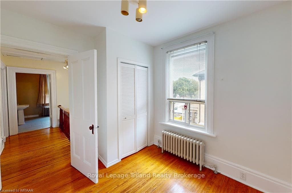 52 WELLINGTON Street Unit Upper photo 3
