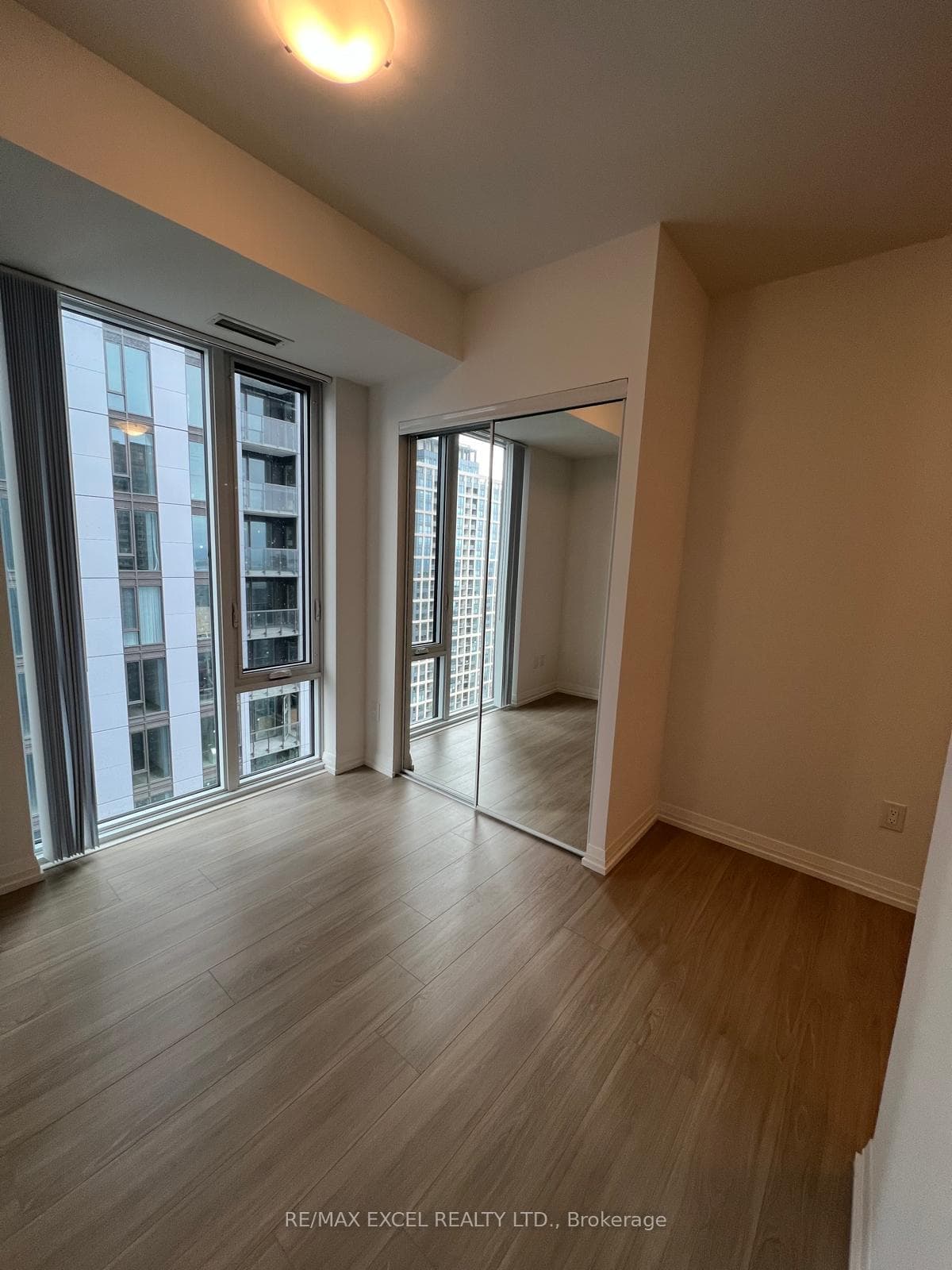 8 Widmer Street Unit 4305 photo 16