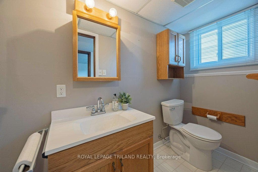 1673 Aldersbrook Road photo 28