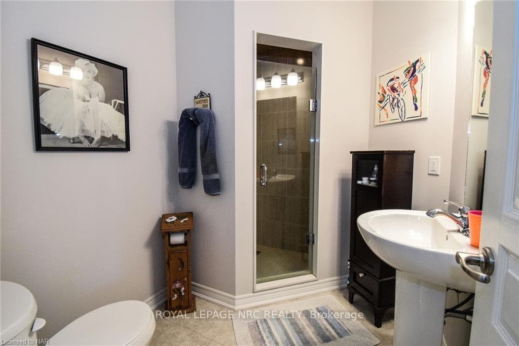 16 ELLIS Avenue photo 21
