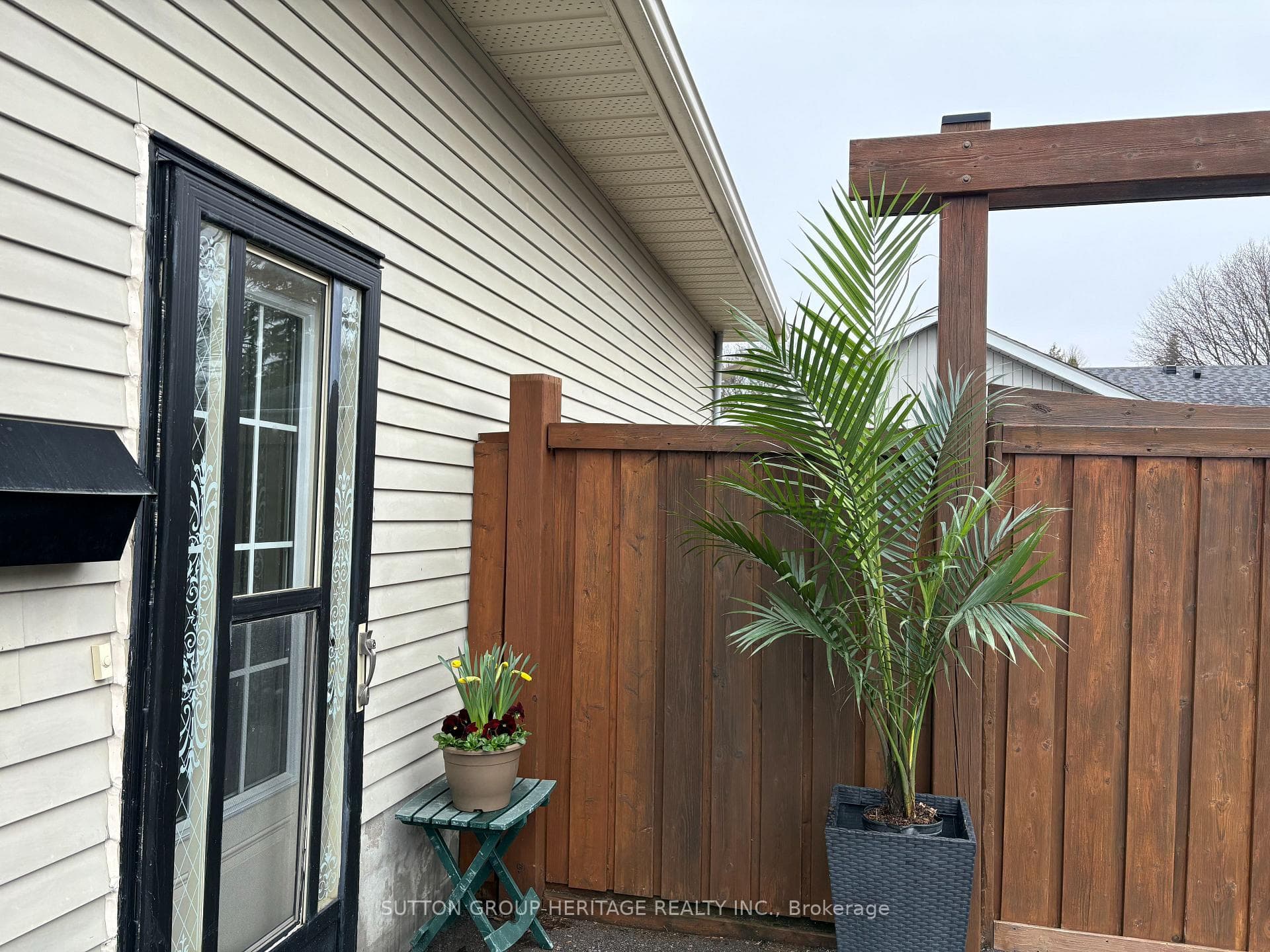 202 Willis Avenue photo 3