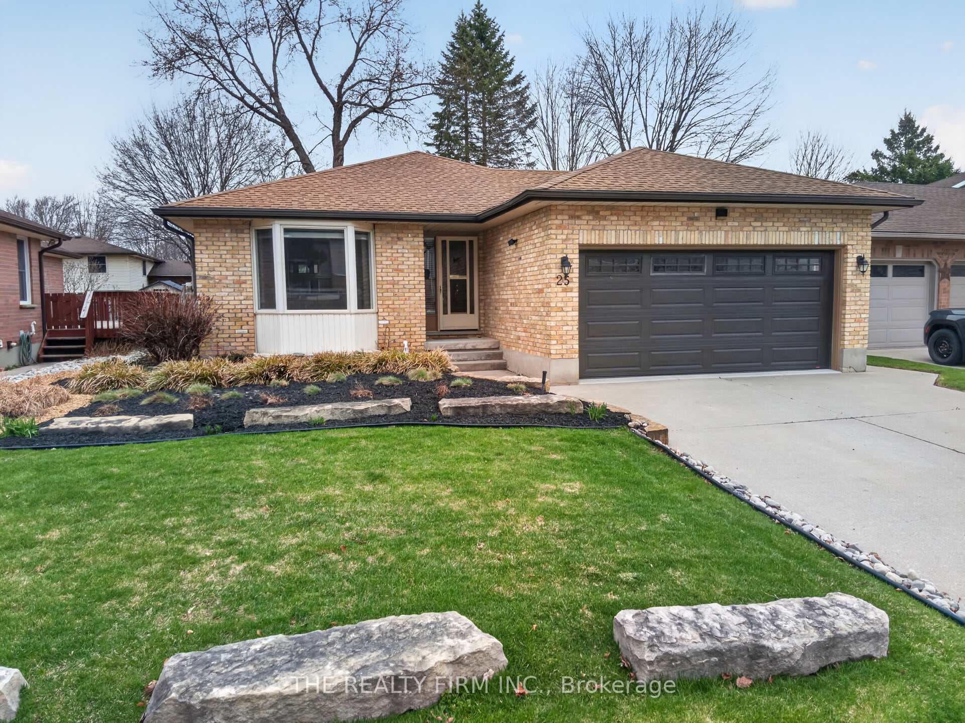 25 La Mantia Avenue photo 1