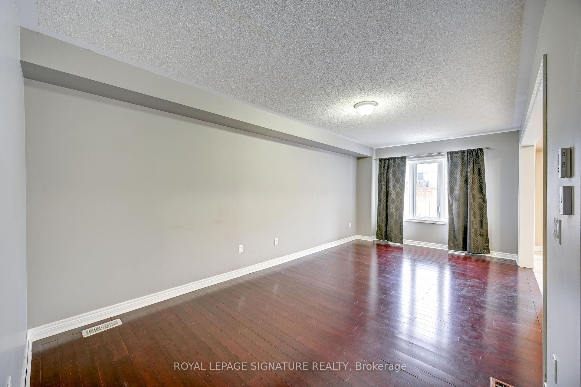 758 Cook Crescent photo 3