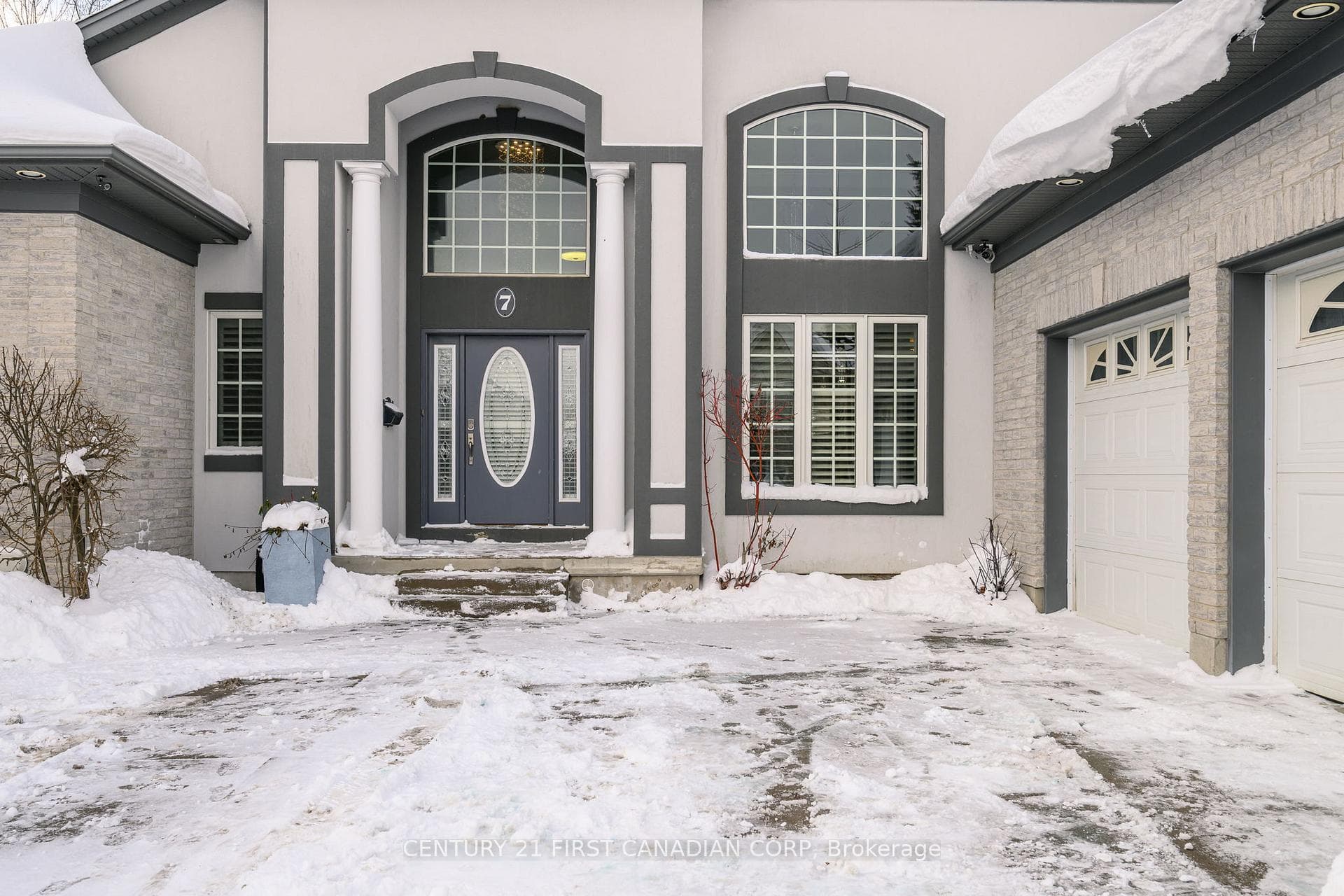 7 Edwin Drive photo 3