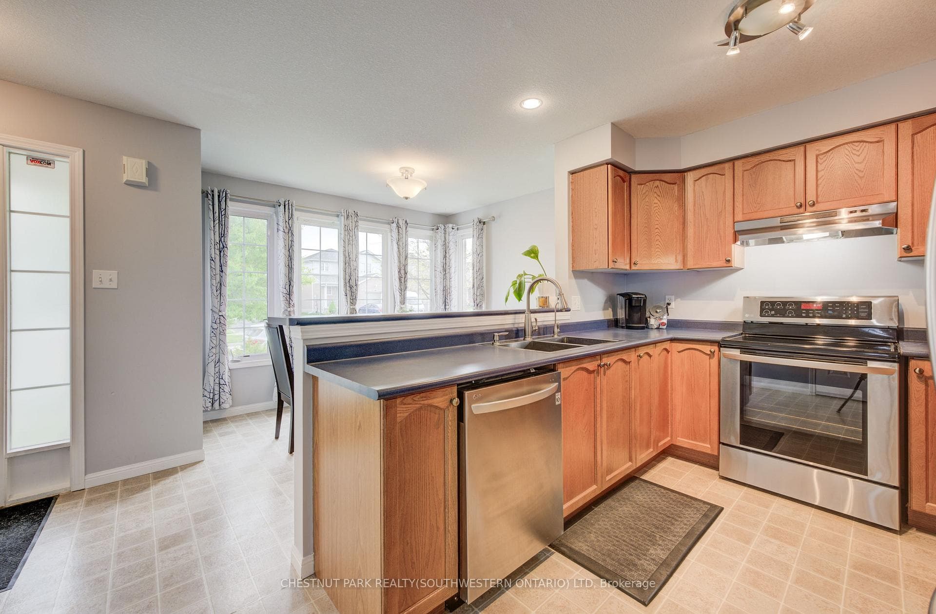665 Windflower Crescent photo 10