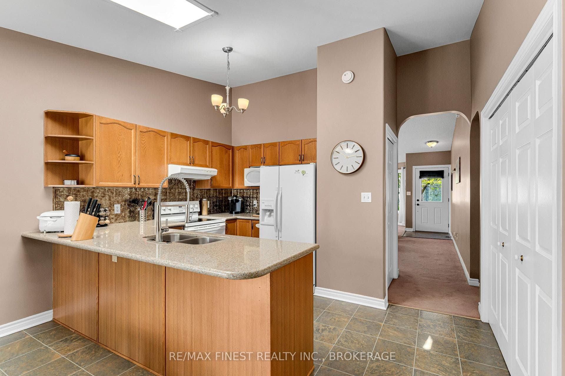 570 Freeman Crescent photo 9
