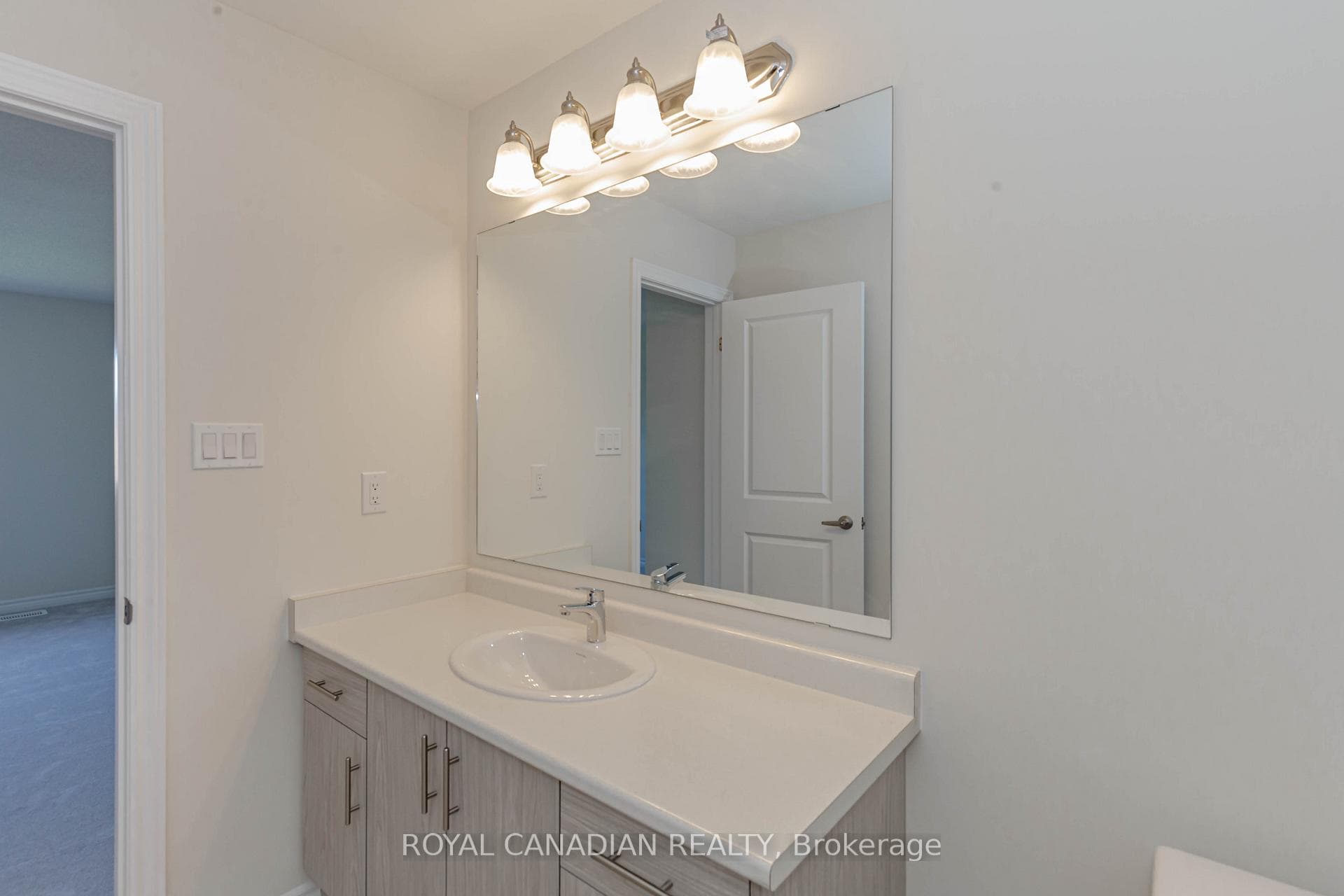 2 Molnar Crescent photo 26