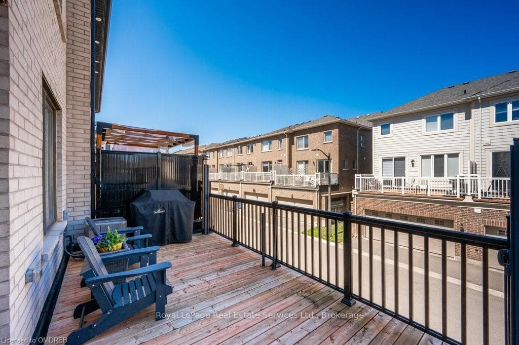 Balcony with Privacy Screen