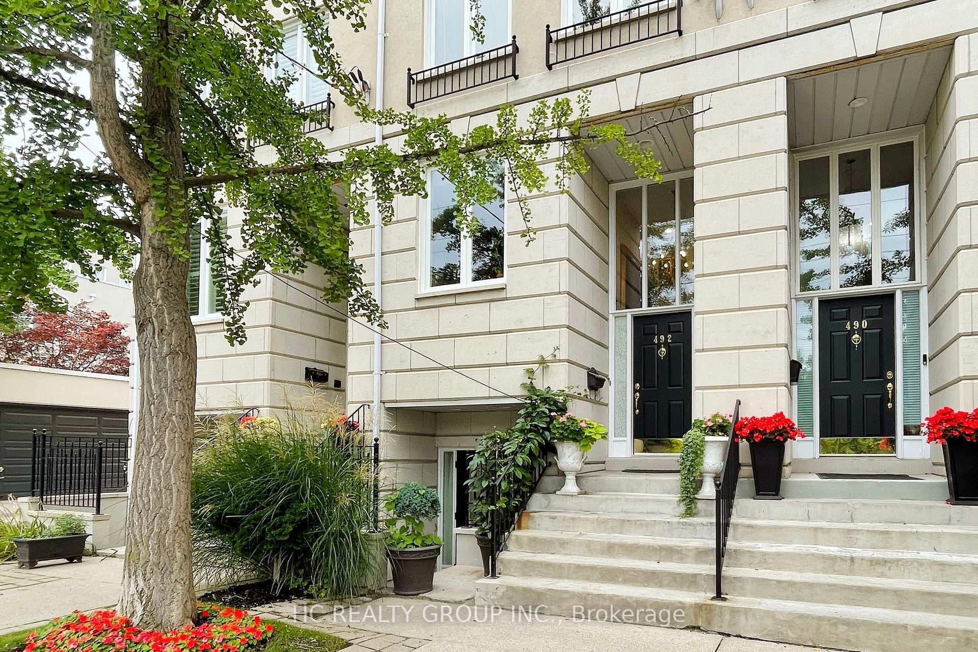 492 Macpherson Avenue photo 3
