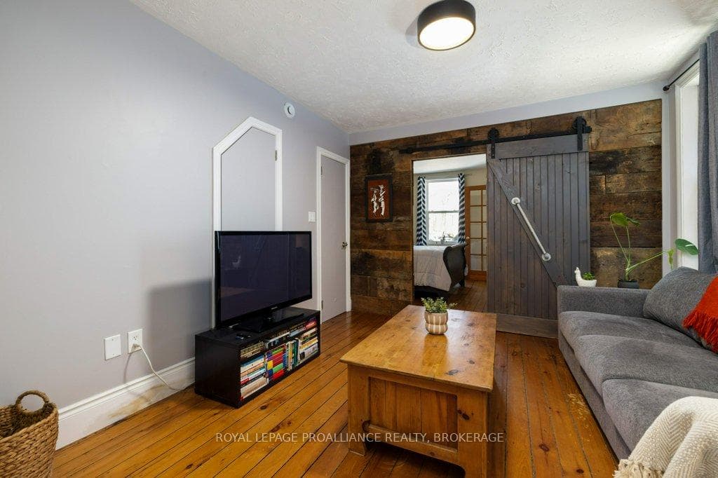 318 Queen Street photo 12
