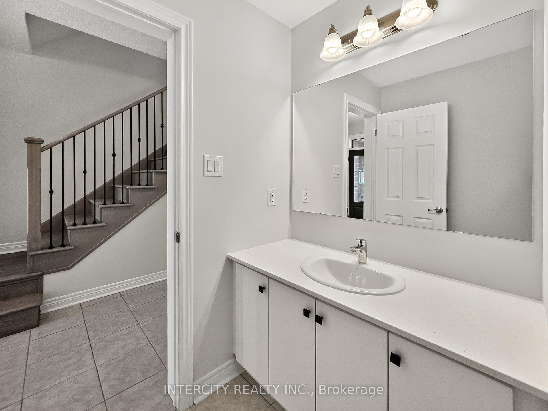100 Grassbank Road photo 8