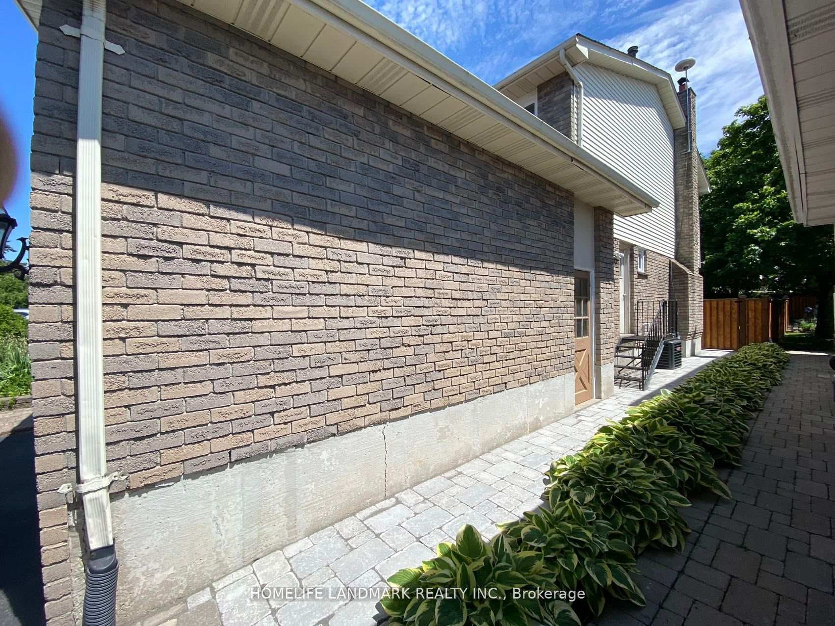 943 Ferndale Crescent photo 16