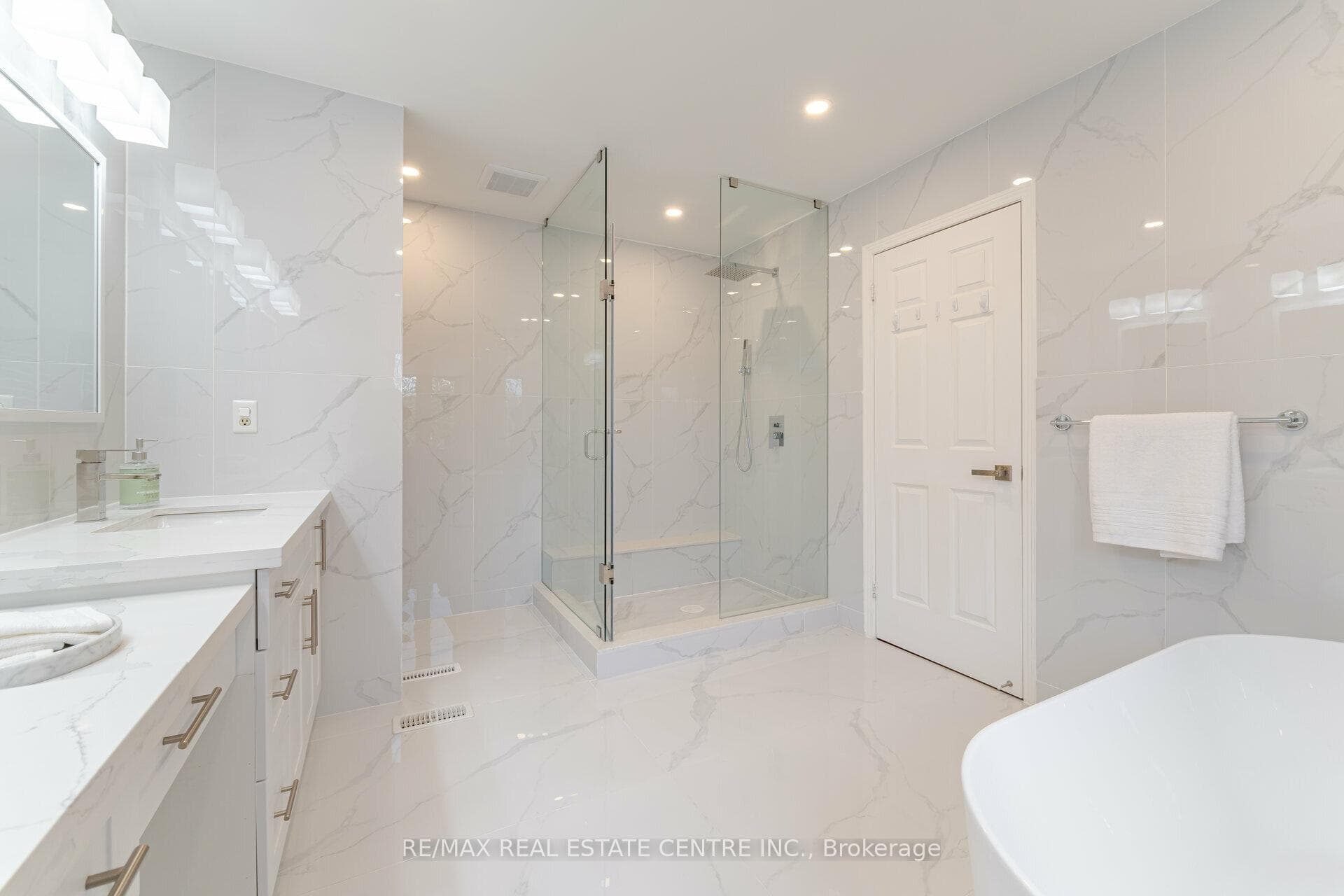 4338 Bacchus Crescent photo 25