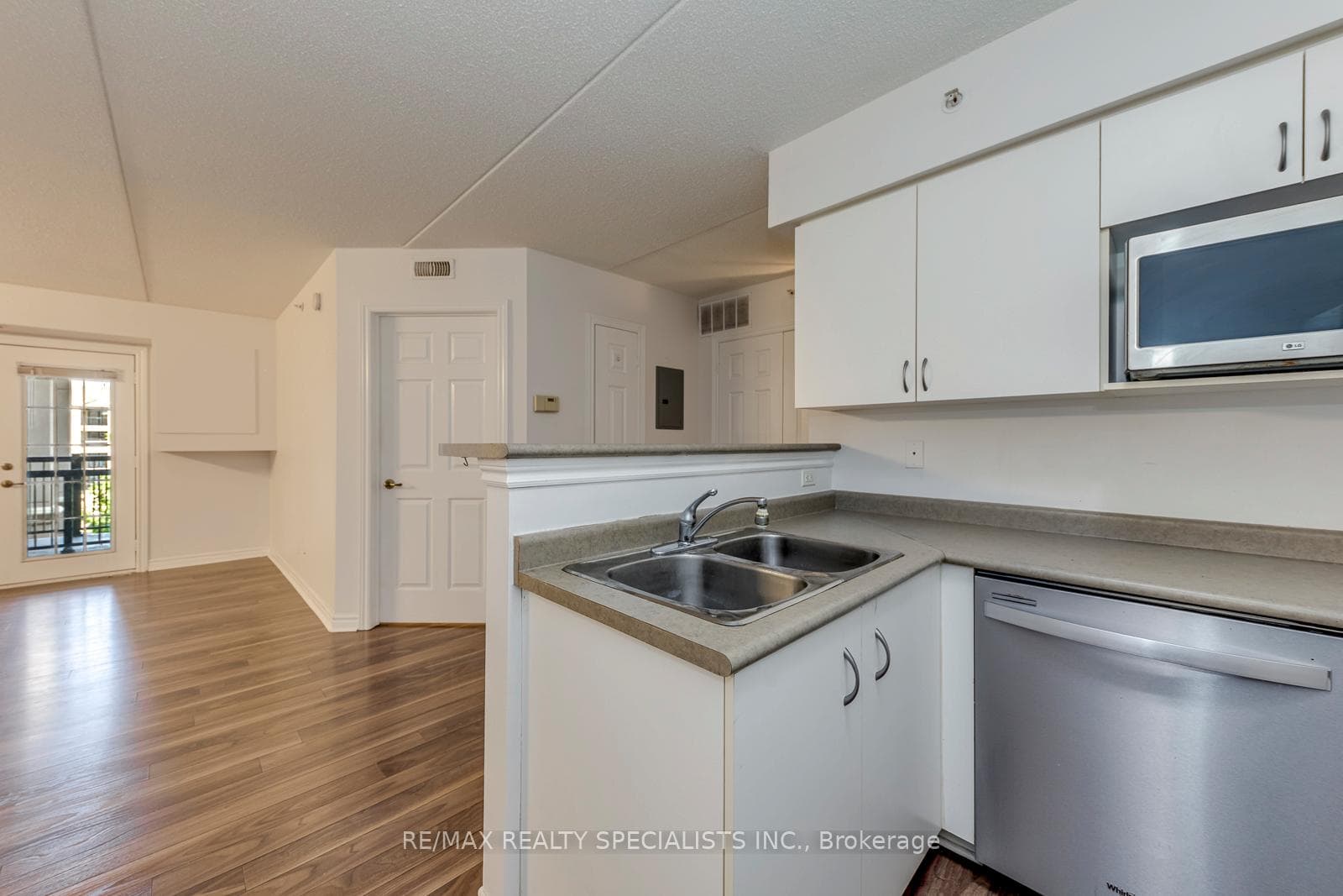 2035 Appleby Line Unit 308 photo 17