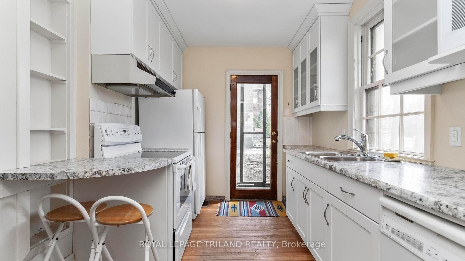 1096 RICHMOND Street photo 13