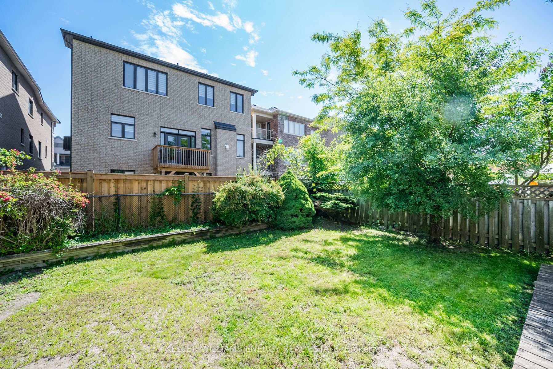 60 Flint Crescent photo 32