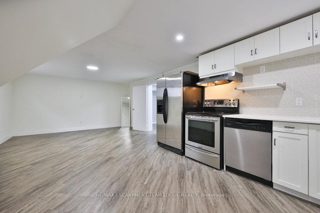 377 Osborne Street photo 25