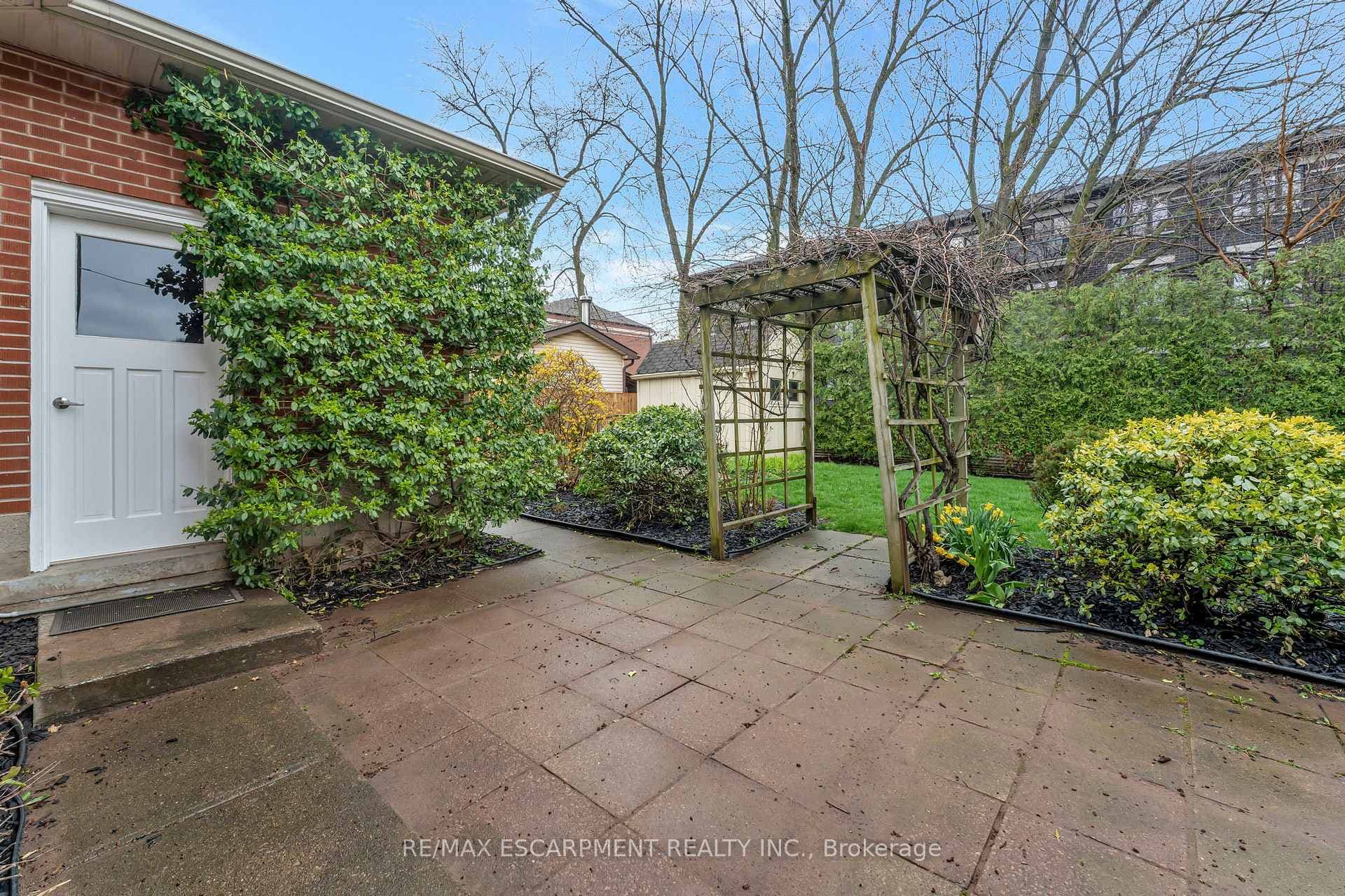 2060 Maplewood Drive photo 35