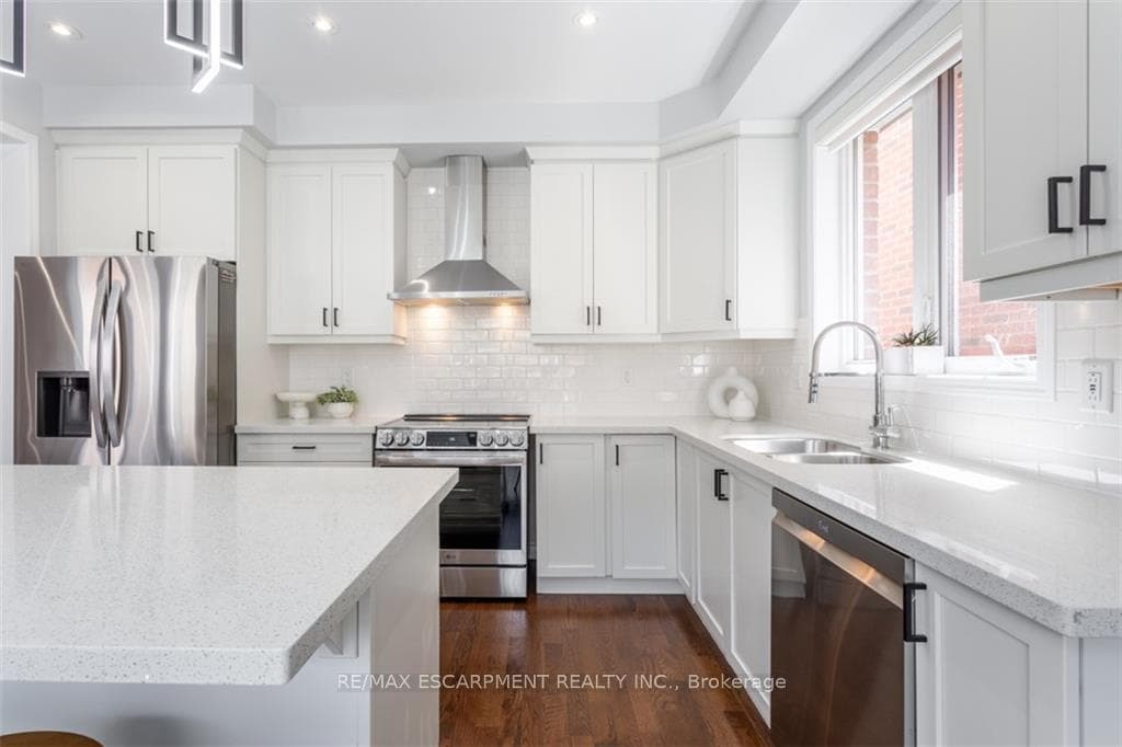 637 Langholm Street photo 9