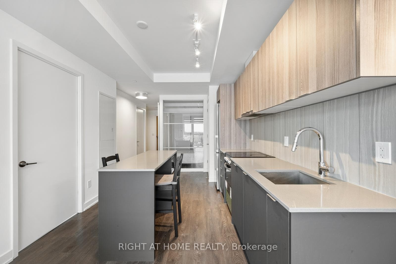 8 Tippett Road Unit 607 photo 12