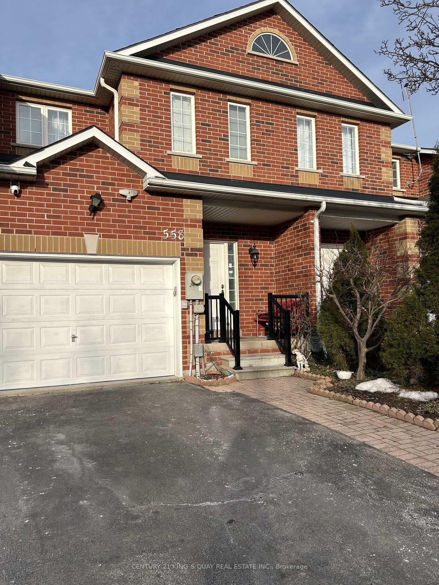 558 Lumberton Crescent photo 1